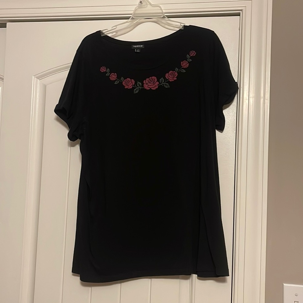 Torrid Black Tee with Rose Design Size 1x
